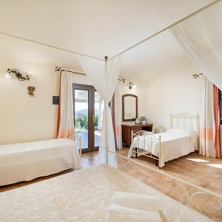 מלון Borgo Alba Barona Turismo Rurale 3*